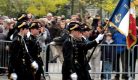 X Polytechniciens derrière leur drapeau un 9 novembre.