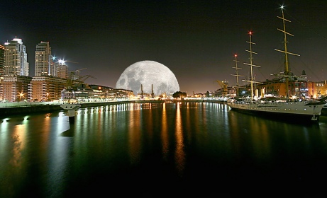 <em>Le Baiser de la Lune</em> est-il un simple conte ? Puerto Madero, par lrargerich, flickr.com.