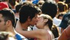 Spécimens d'Homo festivus pratiquant le french kiss à la Love Parade