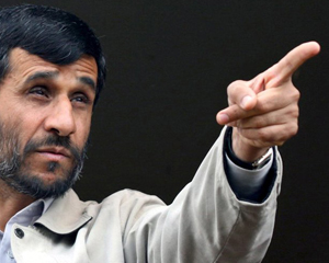 Ahmadinejad joue et gagne