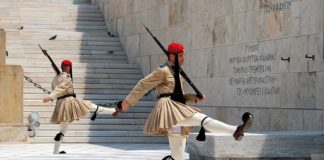 Relève de la garde de la tombe du soldat inconnu, Athènes.