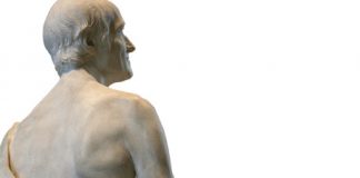 Statue de Voltaire nu, vue de dos