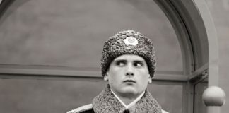 Soldat russe montant la garde sur la Place Rouge