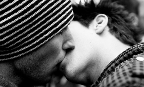 Apéro Goutte d’or, kiss-in gay, même combat