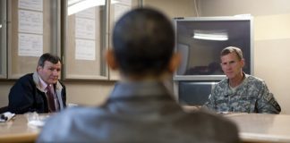 Barack Obama s'entretenant avec l'ambassadeur américain, Karl Eikenberry et le général Stanley McChrystal, 28 mars 2010
