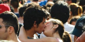 Spécimens d'Homo festivus pratiquant le french kiss à la Love Parade