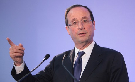 Pendant le combat de coqs à l’UMP, Hollande fait l’autruche