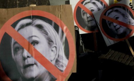 FN: Ne me poussez pas!