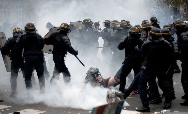 Black Blocks contre CRS: Paris brûle-t-il?