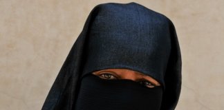 femme voilée métro Luc le Vaillant