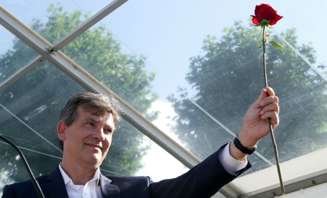 Montebourg veut faire mordre la poussière à Hollande