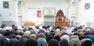 Prière à la mosquée de Villefontaine, juin 2015. SIPA. 00717050_000006