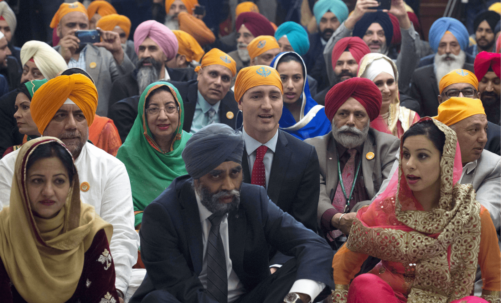 Le Premier ministre du Canada, Justin Trudeau, assis au milieu de membres de la communauté Sikh à Ottawa, avril 2016. SIPA. AP21881330_000004