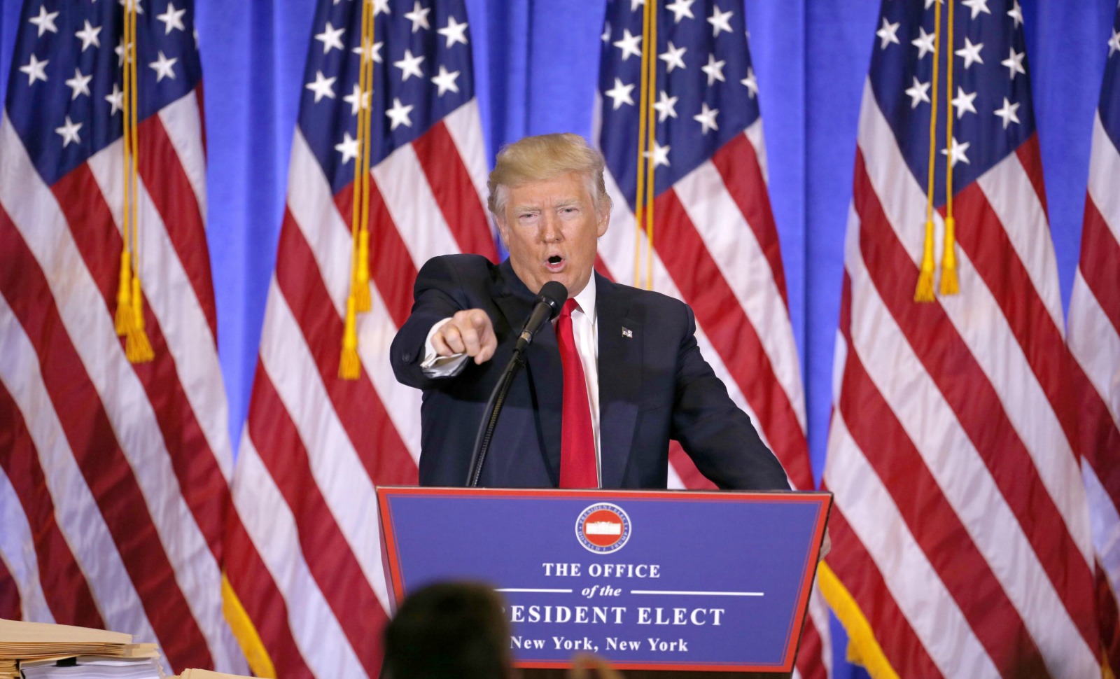 Le président élu Donald Trump invective un journaliste lors d'une conférence de presse à New-York, janvier 2017. SIPA. 00788209_000005