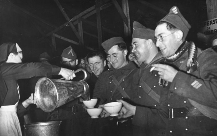 france-drole-guerre-soldats-mohrt