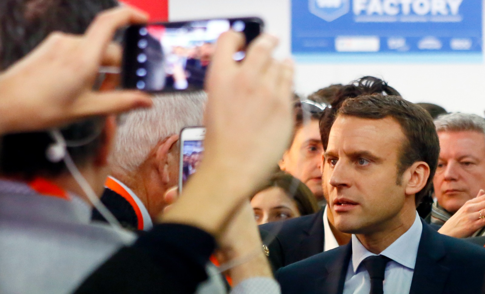 Fillon, Macron: un traitement médiatique en questions