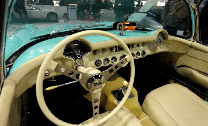 Voitures rétromobile mode vintage salon Paris