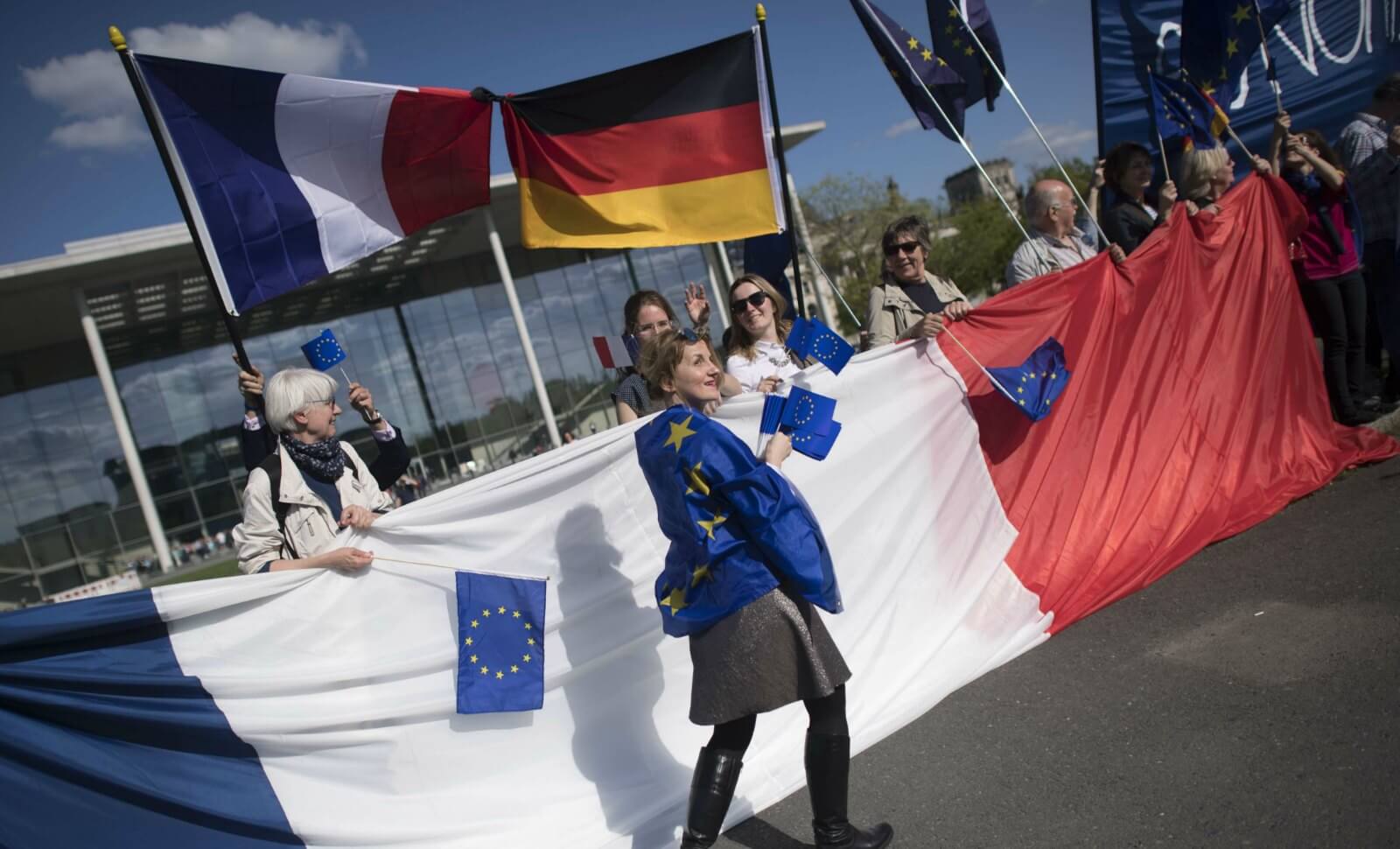 Macron-mania: la France est-elle plus universaliste que conservatrice?