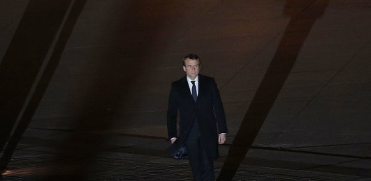Emmanuel Macron en marche dans la cour du Louvre, Paris, 7 mai 2017. SIPA. AP22049578_000275
