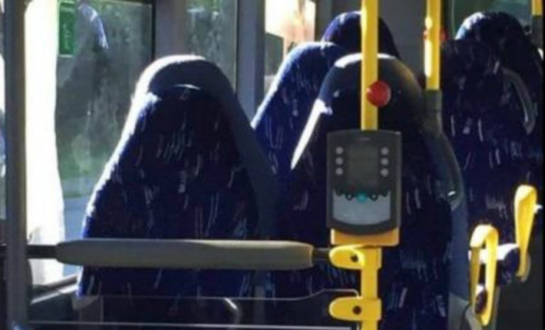 Médias: est-il plus grave d&rsquo;être con ou d&rsquo;excuser la burqa?