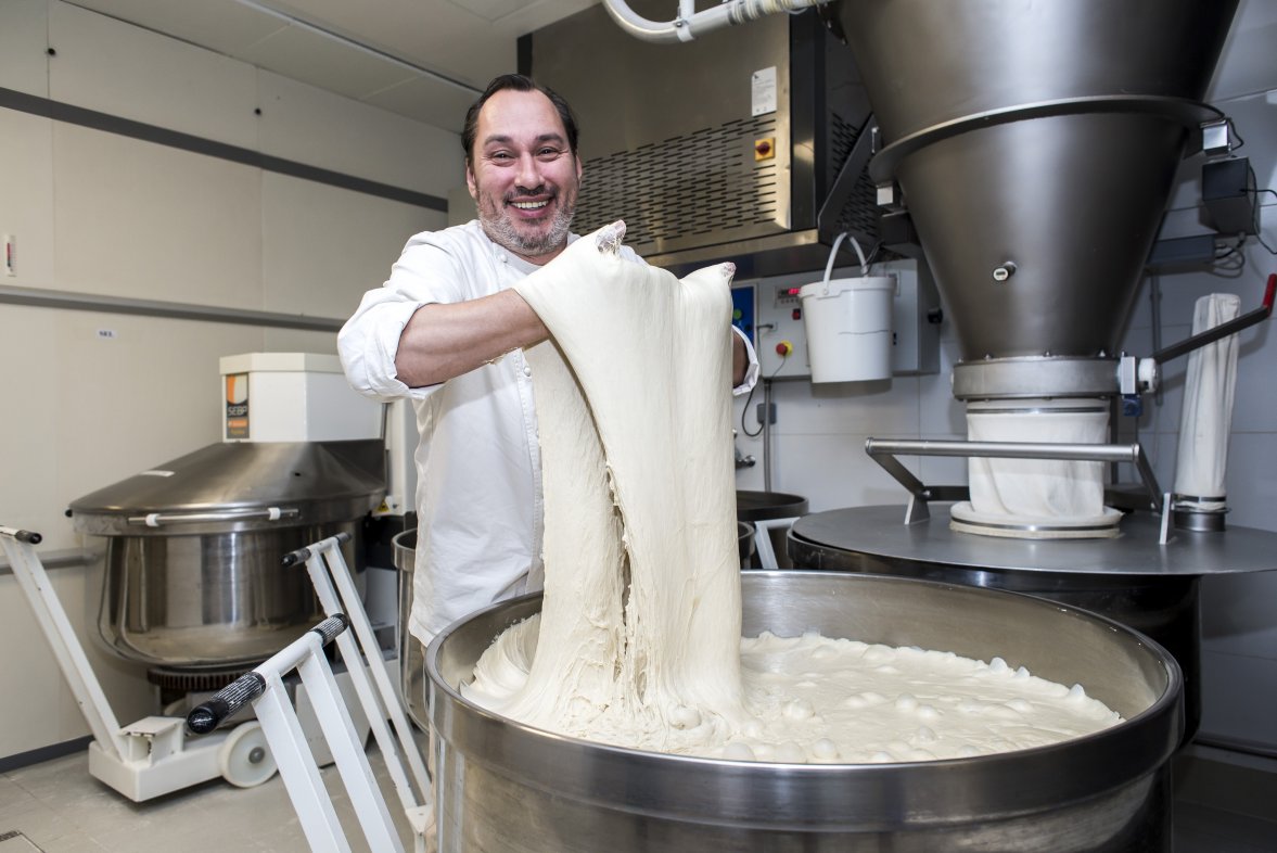 Au sous-sol de la maison Pichard, 200kg de pâte fermentent lentement dans des cuves en inox, sans levures exogènes ni acide ascorbique. C'est le secret du "pain blanc français" convoité naguère par la royauté mais oublié aujourd'hui par le peuple! Photo: Hannah Assouline