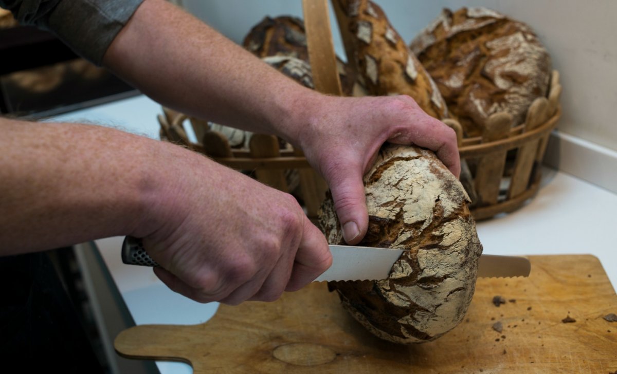 Autre génie du pain, Alex Croquet, à Lille, a créé une "rivière" dans son labo pour dynamiser l'eau et lui donner l'énergie des torrents. En bouche, ses pains sont d'une grande complexité. Photo: Hannah Assouline