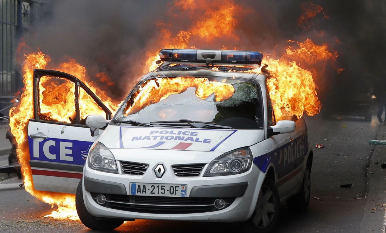 Le 18 mai 2016, une voiture de police est incendiée par des manifestants quai de Valmy à Paris. SIPA. AP21899220_000001