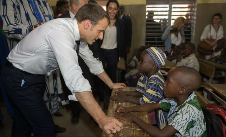 En Afrique, Macron regarde la France en face