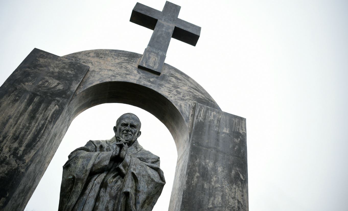 Arrêt sur la croix de Ploërmel: une « laïque » surprise pour les islamistes