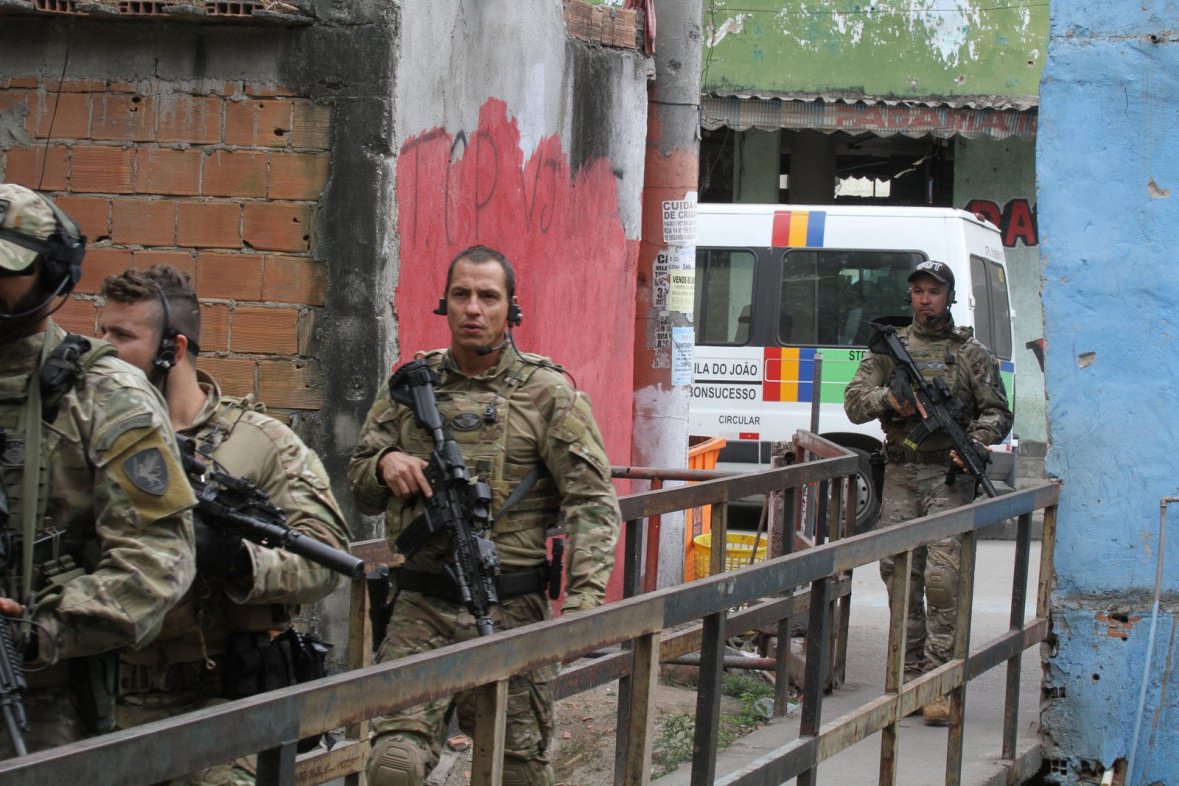 Intervention de la police militaire dans la favela de la Maré à Rio, à la suite du meurtre, la veille, de trois militaires par des trafiquants de drogue, 11 août 2016 / Johnson Parraguez.