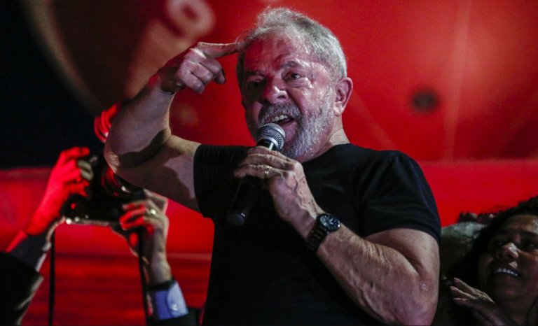 Brésil : à deux doigts de la prison, Lula reste favori de l’élection