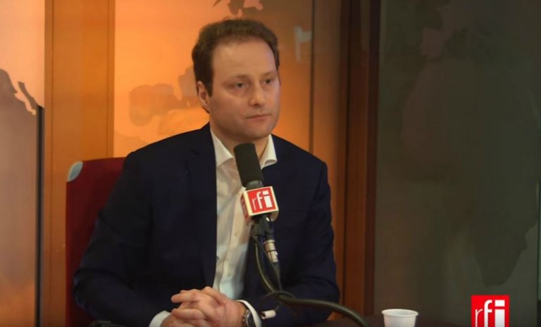 Quelle loi nous protégera des « fake news » des politiques?