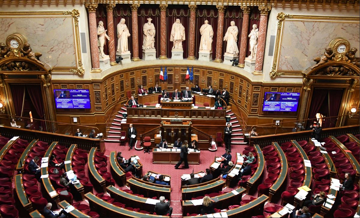 Comment on a (très discrètement) installé le drapeau français dans l’hémicycle du Sénat
