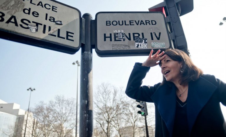 Pour Anne Hidalgo, le danger antisémite serait-il sur les plaques de rues de Paris?