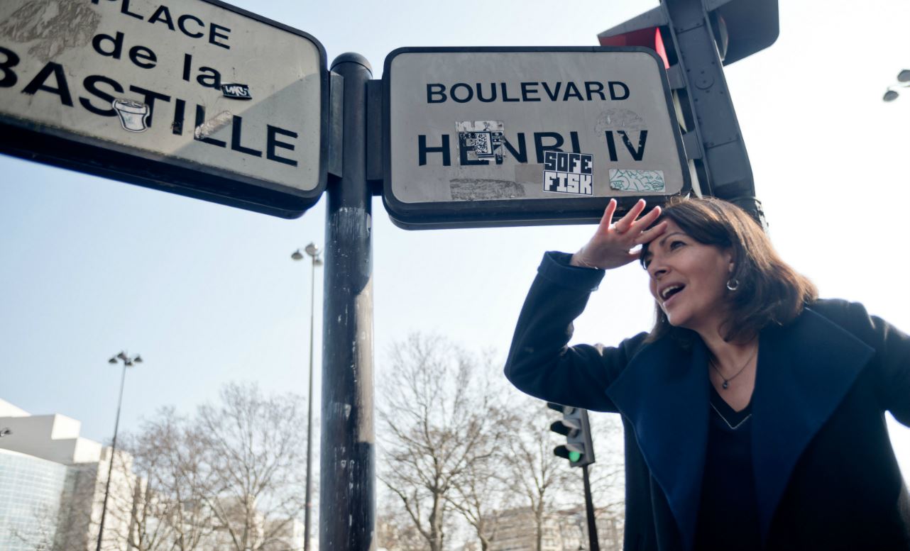 Pour Anne Hidalgo, le danger antisémite serait-il sur les plaques de rues de Paris?