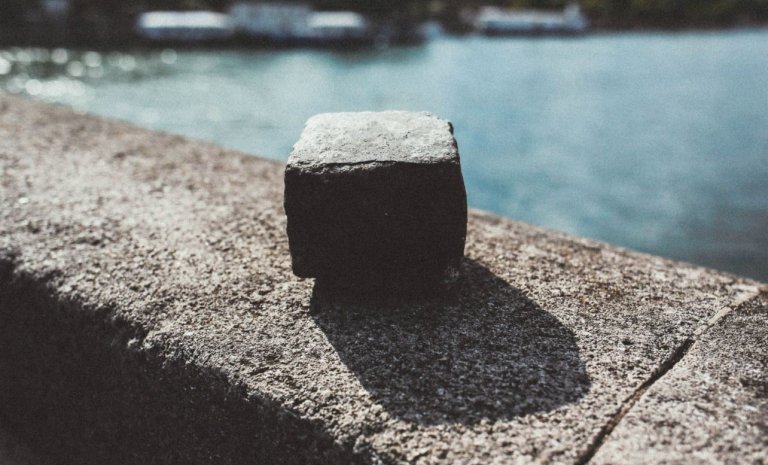 Violences: comme un pavé dans la mare du président