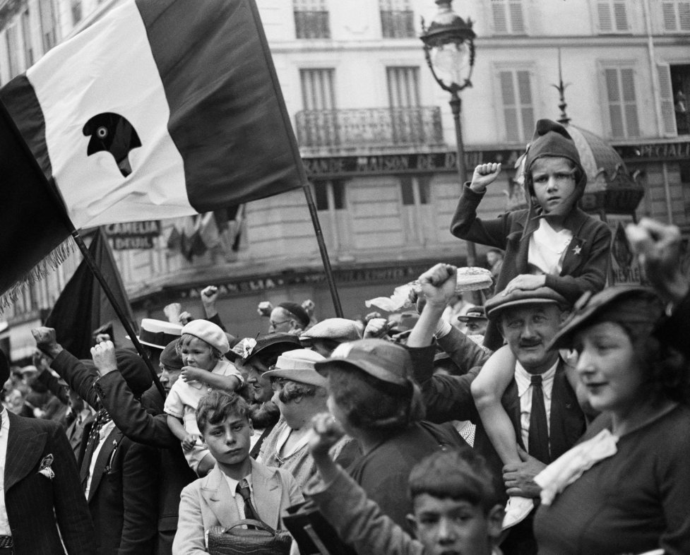 WILLY RONIS Pendant le défilé de la victoire du Front populaire, rue Saint-Antoine, Paris, 14 juillet 1936 During the Front Populaire's victory parade, Paris, Saint-Antoine street, Paris, July 14, 1936 © Ministère de la Culture - Médiathèque de l'architecture et du patrimoine, dist. RMN-GP, donation Willy Ronis