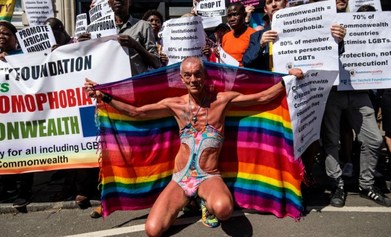 Royaume-Uni: quand des transgenres court-circuitent la parité