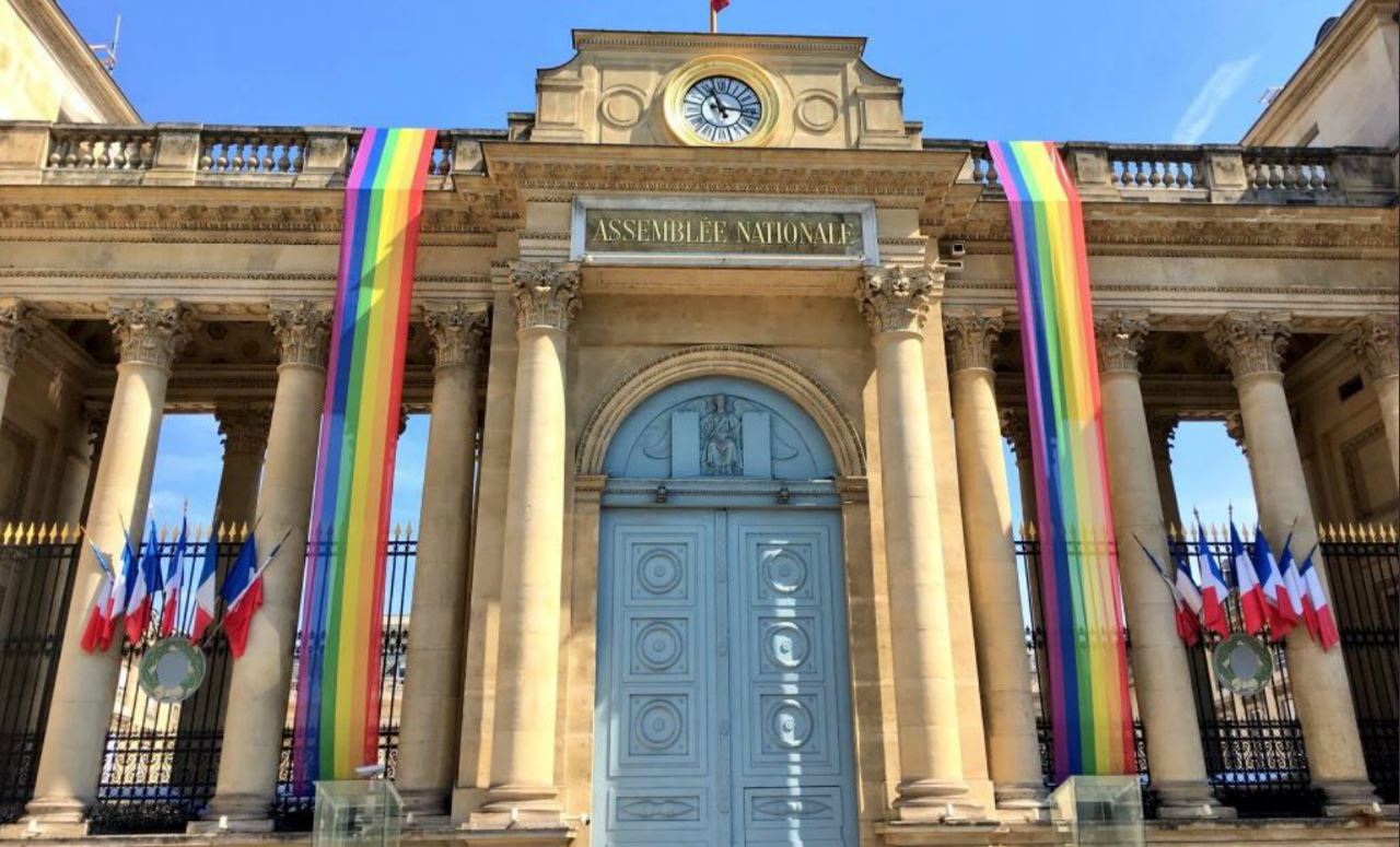 Peut-on vraiment orner la façade de l’Assemblée d’un drapeau LGBT?