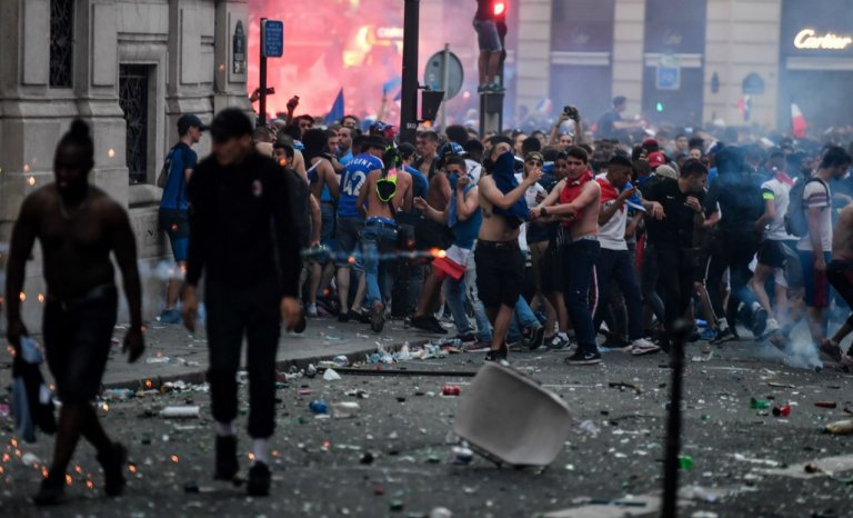 Coupe du monde: des casseurs bleu-blanc-rouge