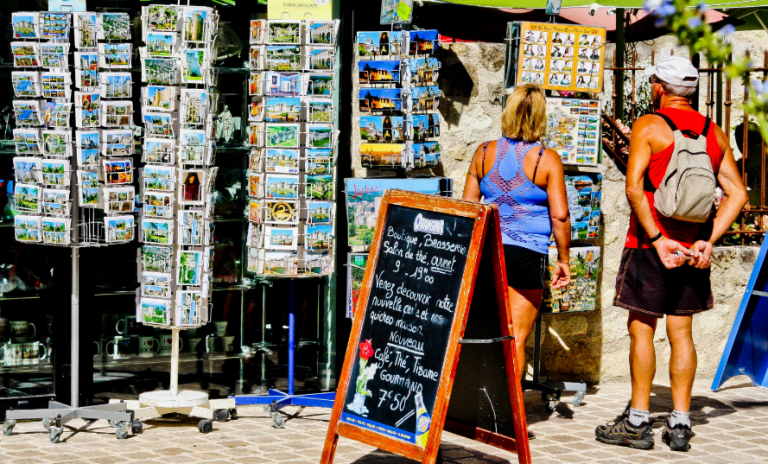 Le voyage est au bout de la carte postale