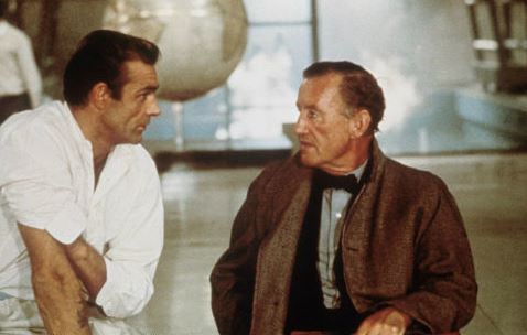 Sean Connery et Ian Fleming sur le tournage de Goldfinger en 1964. SIPA. 00384421_000003