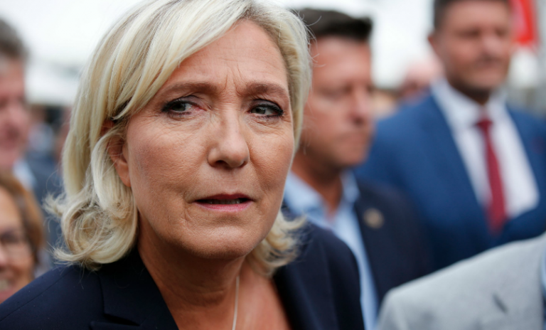 Marine Le Pen envoyée devant le psychiatre: on est chez les fous!