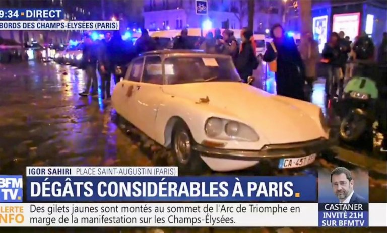 Et au milieu du chaos, les gilets jaunes protègent une DS blanche