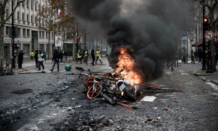 gilets-jaunes-indigenistes-adama-traore gilets jaunes indigenes republique