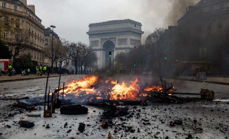 Gilets jaunes: la flamme des soldats inconnus
