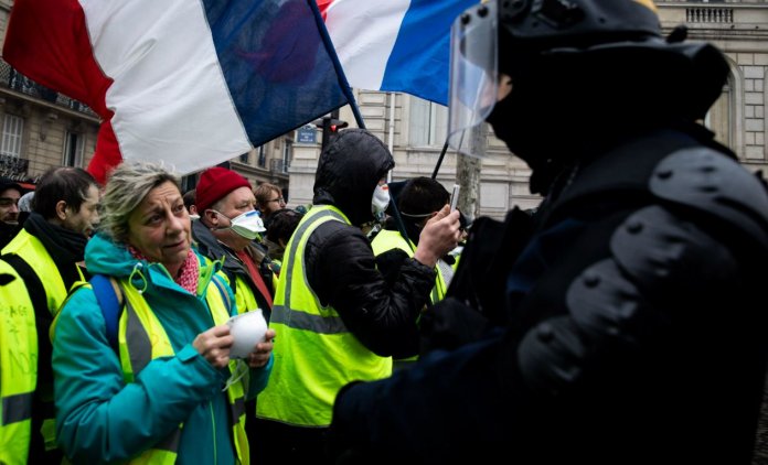 police-gilets-jaunes-revolution-peuple