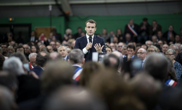Macron devant les maires: écoutez comme je débats bien!