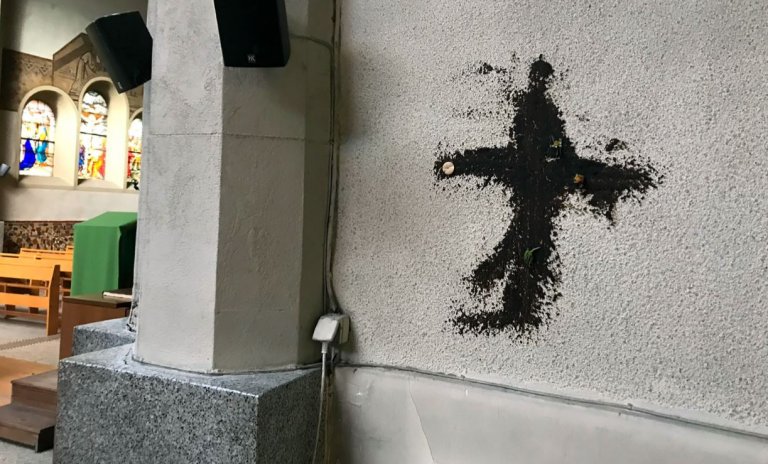 Catholiques, profanés en leur pays