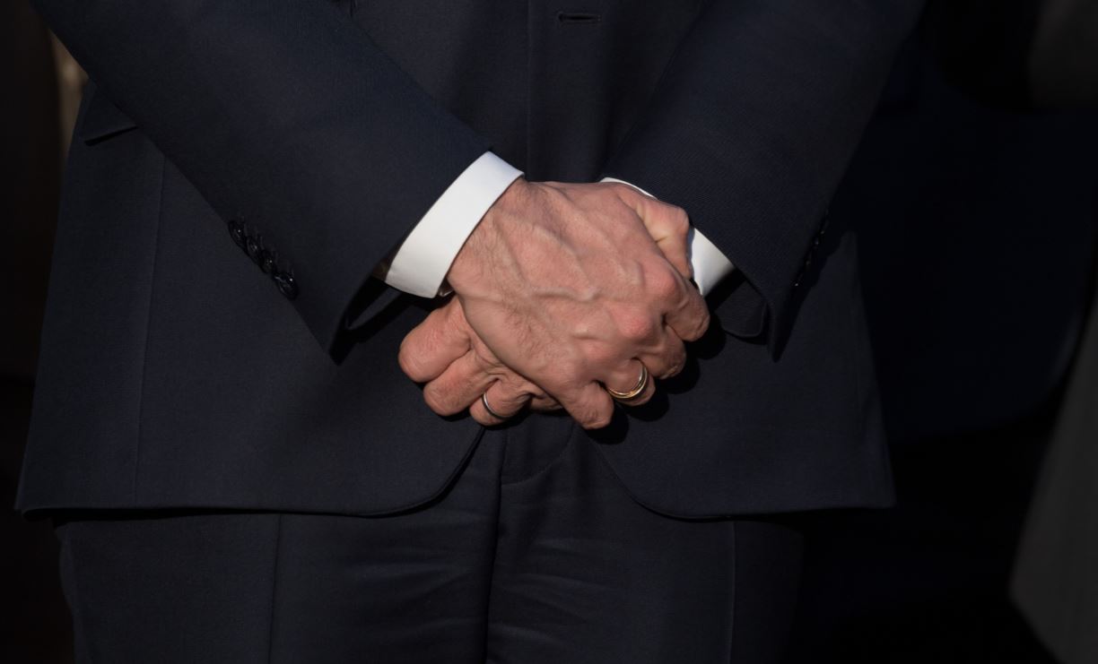 Non, Emmanuel Macron n’a pas repris la main